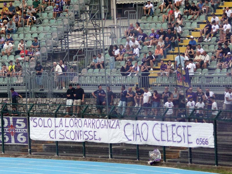 Lo striscione esposto dai tifosi viola per ricordare Celeste Pin
