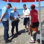 Controlli congiunti di municipale e capitaneria in una spiaggia a Piombino