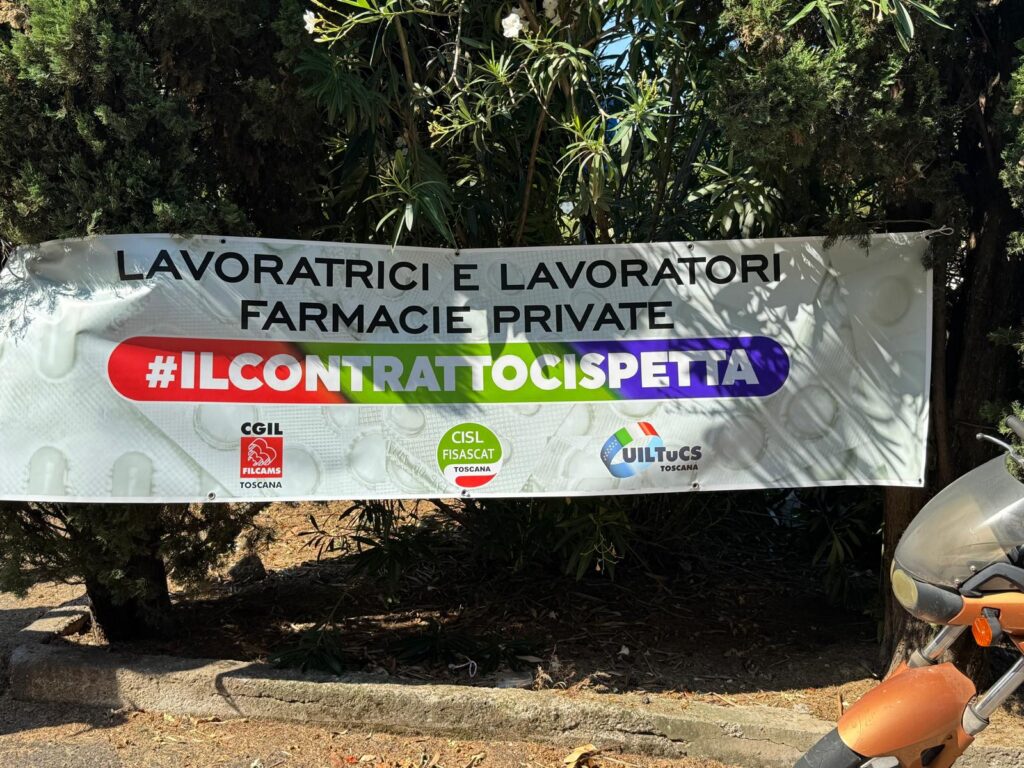 Il cartellone con lo slogan