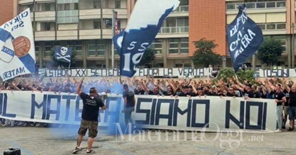Una manifestazione in piazza dei tifosi del Matera calcio