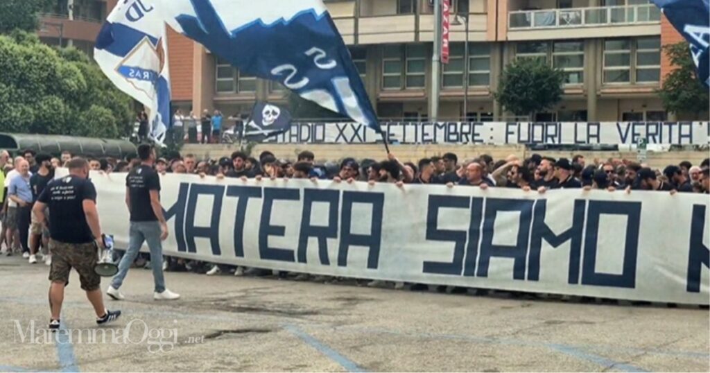 La protesta in piazza dei tifosi del Matera