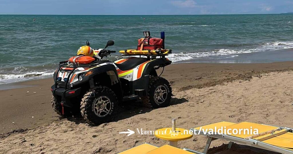 Il mezzo della Misericordia San Vincenzo sulla spiaggia