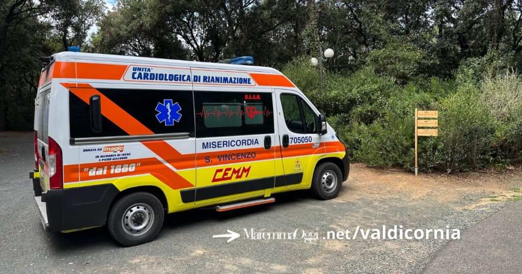 L'ambulanza della Misericordia San Vincenzo davanti all'uscita dalla spiaggia