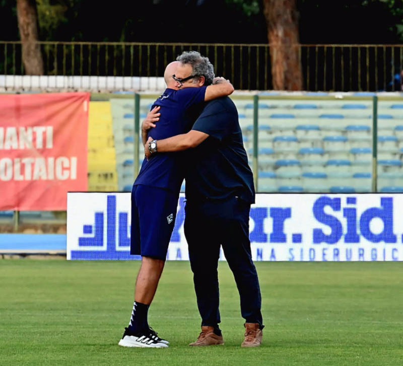 L'abbraccio fra Stefano Pioli e il dottor Edoardo Laiolo, che era il medico del Grosseto nella stagione 2007-2008