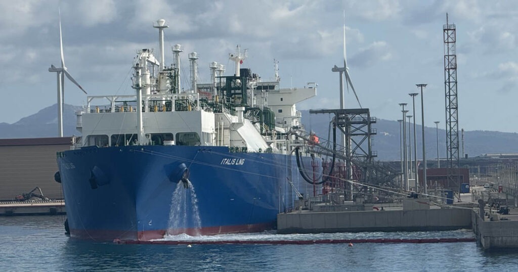 Piombino, il rigassificatore e le pale eoliche del Quagliodromo