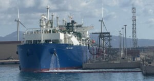 Piombino, il rigassificatore e le pale eoliche del Quagliodromo