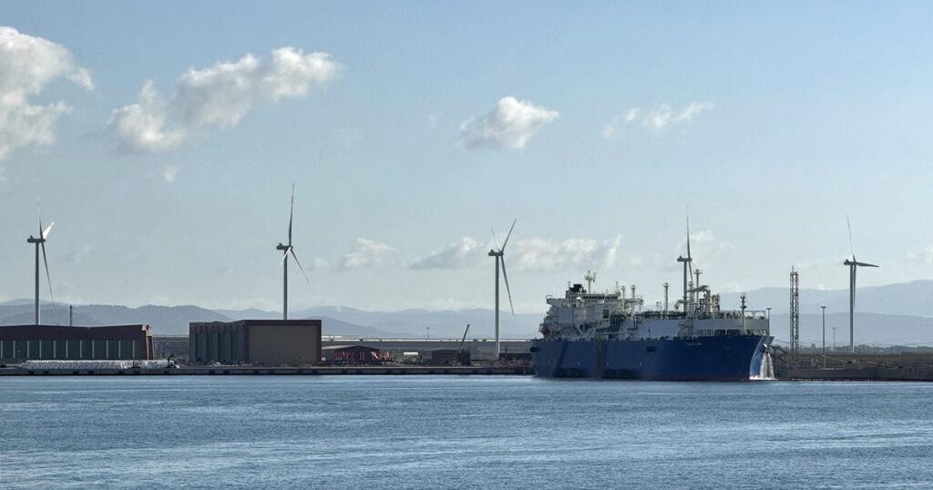 Piombino, il rigassificatore e le pale eoliche del Quagliodromo