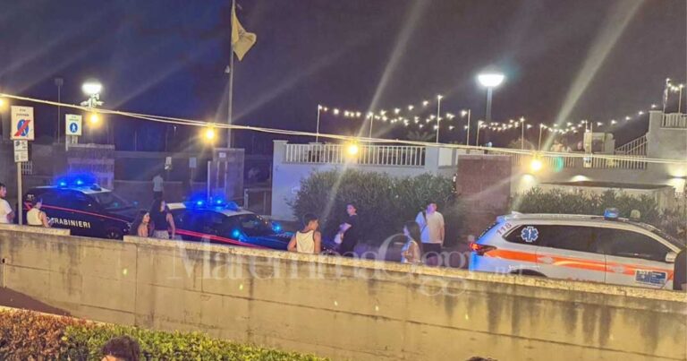 Carabinieri e automedica in passeggiata dopo la rissa avvenuta al bagno La Rotonda