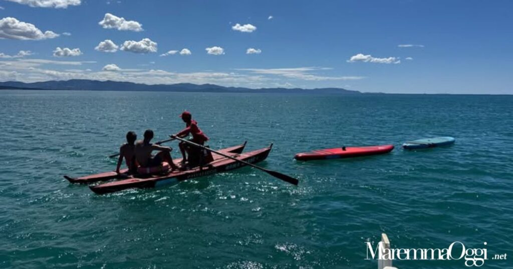I ragazzini salvati dall'agente tornano verso la spiaggia dopo essere stati "consegnati" al bagnino
