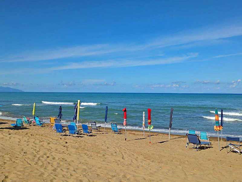 Una spiaggia apparecchiata fin dal giorno prima nella zona della Principessa