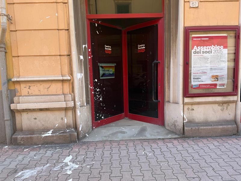 La vernice bianca sulla vetrina del centro sociale della Coop