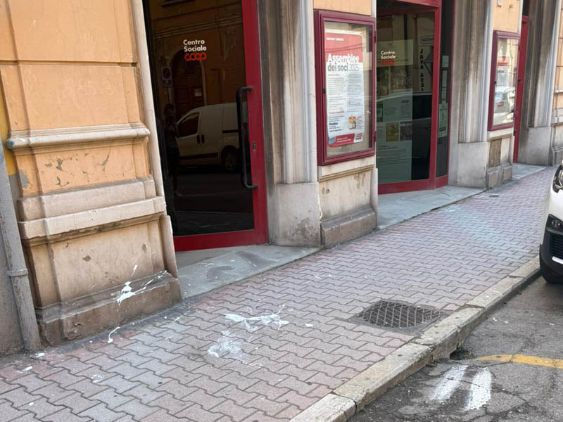 La vernice lanciata in corso Italia contro la vetrina di un barbiere e del centro sociale Coop
