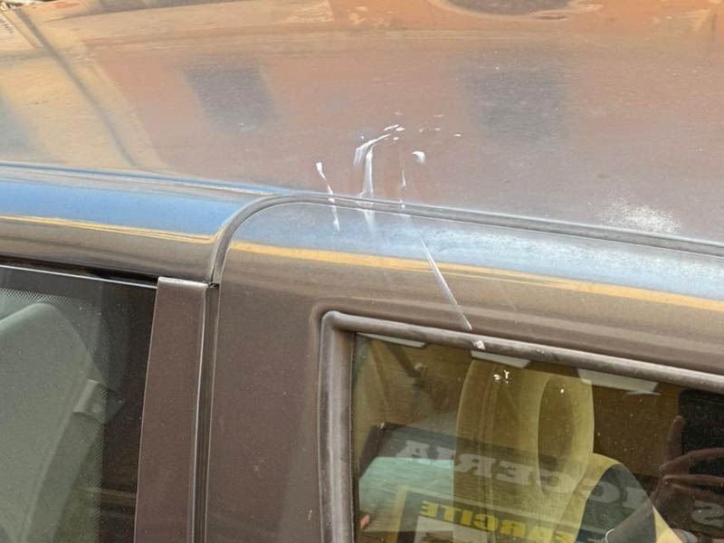 Vernice anche su due auto