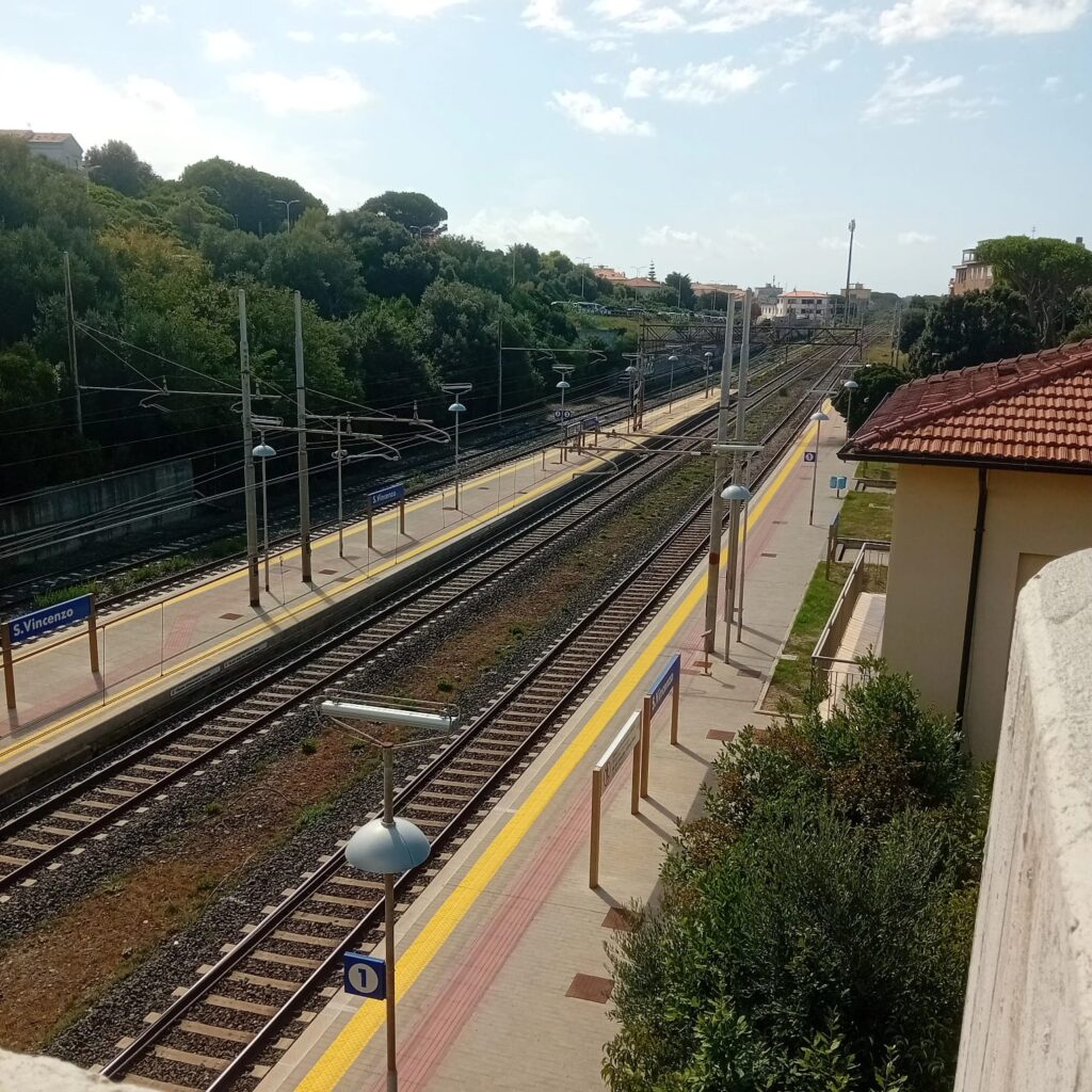Binari deserti alla stazione di San Vincenzo per l'interruzione delle corse