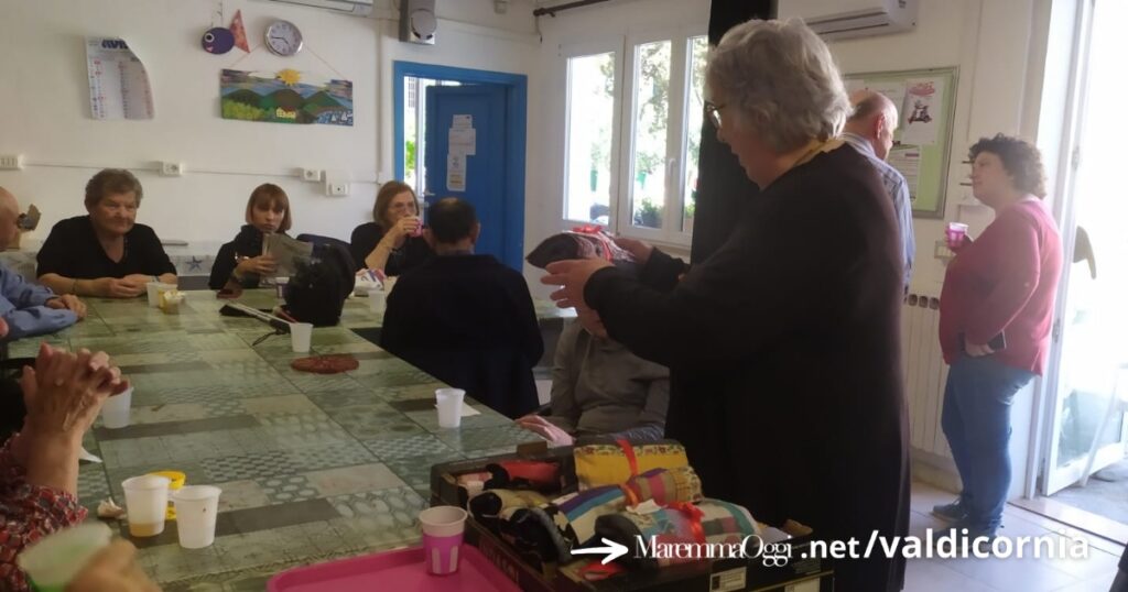 Carla Bistazzoni mentre tiene il suo corso di sartoria a Spazio H
