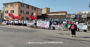 Le donne in nero di fronte alla sede della compagnia dei portuali