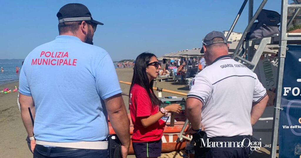 Agenti della Polizia Municipale e della Guardia Costiera sulle spiagge di Follonica.