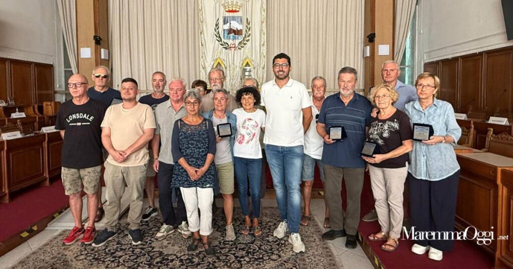 Il gruppo dei volontari premiato ieri in sala del consiglio comunale