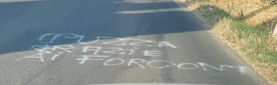 La scritta di protesta
