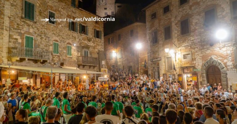 Un momento dell'ultima edizione di Apritiborgo, nel centro storico medievale di Campiglia Marittima