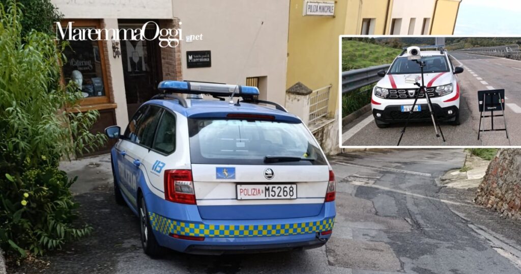 La polizia stradale davanti al Comune di Campagnatico e l'autovelox sulla Grosseto-Siena