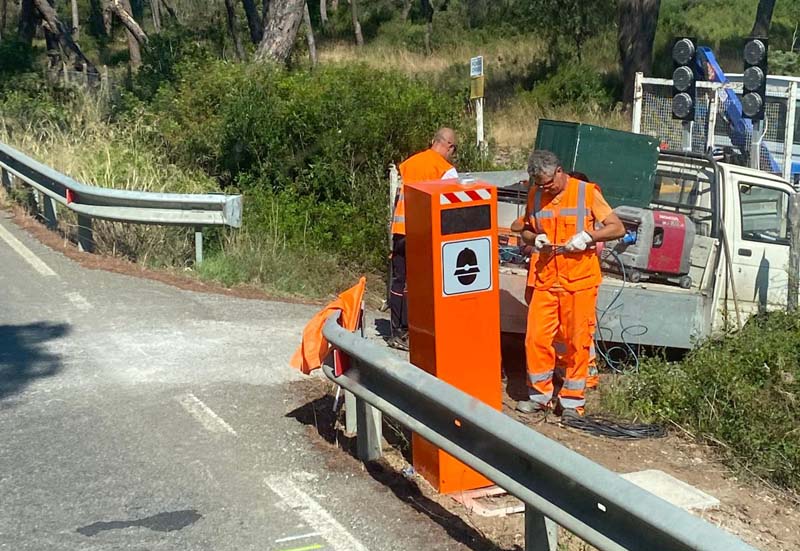 L'installazione dell'autovelox sulle Collacchie fra Marina e Castiglione