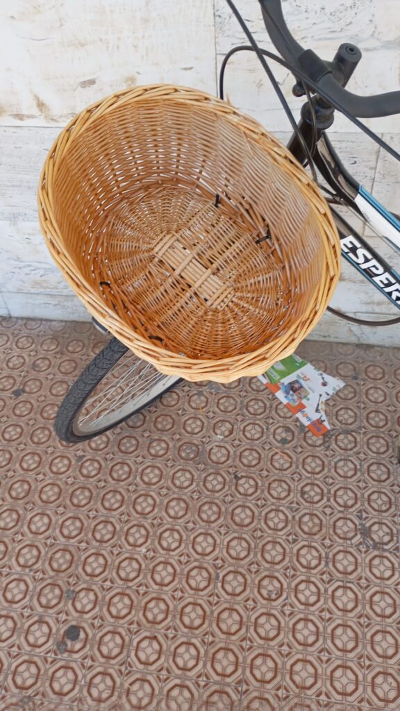 Il cestino spogliato della stoffa e del coperchio