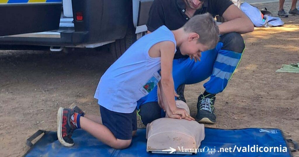 Un bambino impegnato nel corso Bls della Misericordia