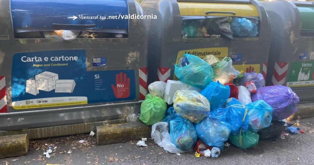 Cassonetti a San Vincenzo con le montagne di rifiuti lasciate all'esterno
