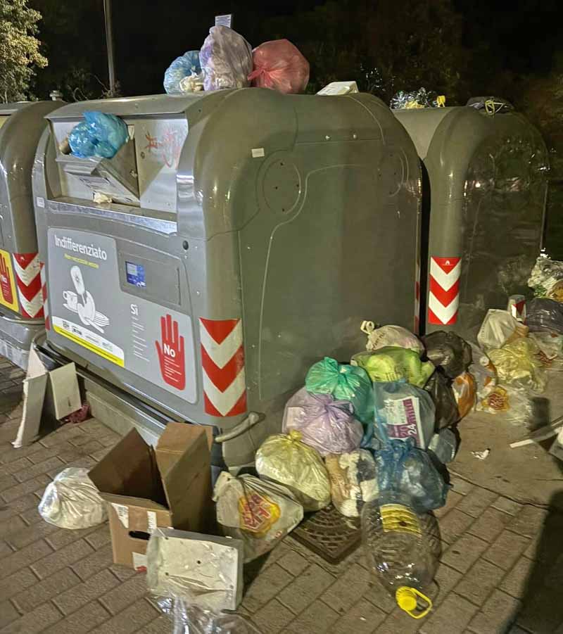 Un'altra postazione con i cumuli di rifiuti