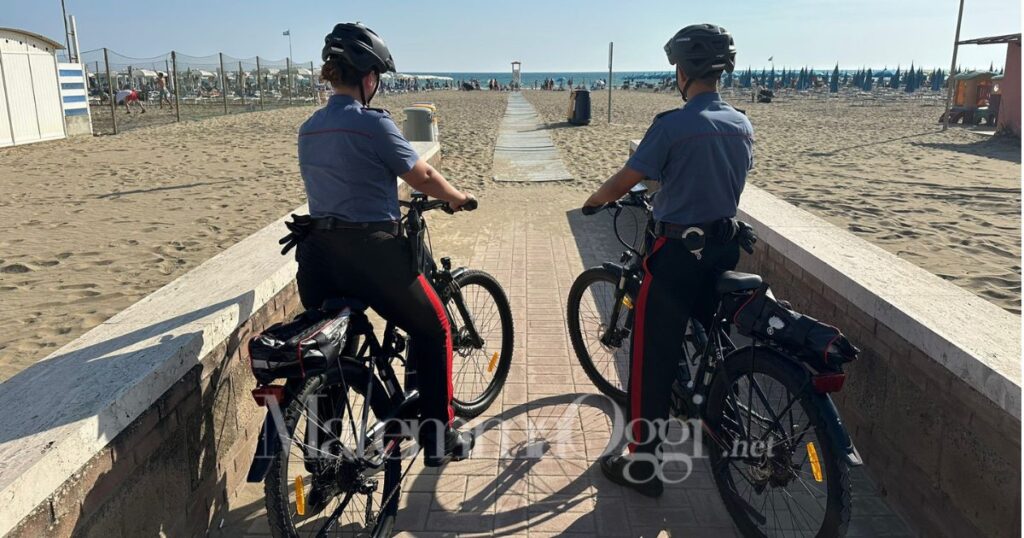 I carabinieri davanti a un tratto di spiaggia libera a Marina di Grosseto