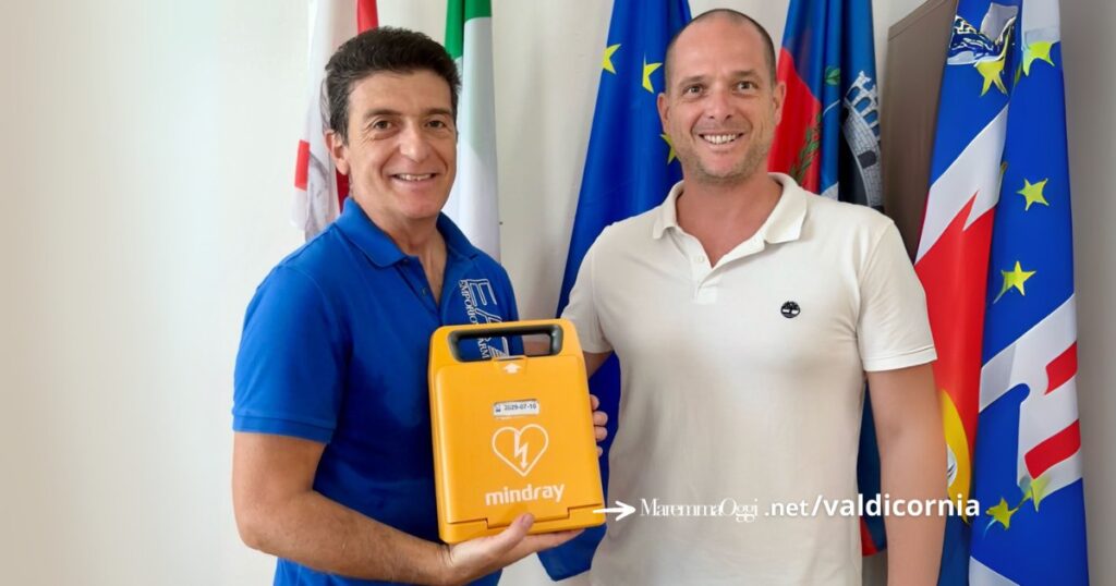 Il cugino dell'uomo vittima dell'infarto dona il defibrillatore al sindaco Paolo Riccucci