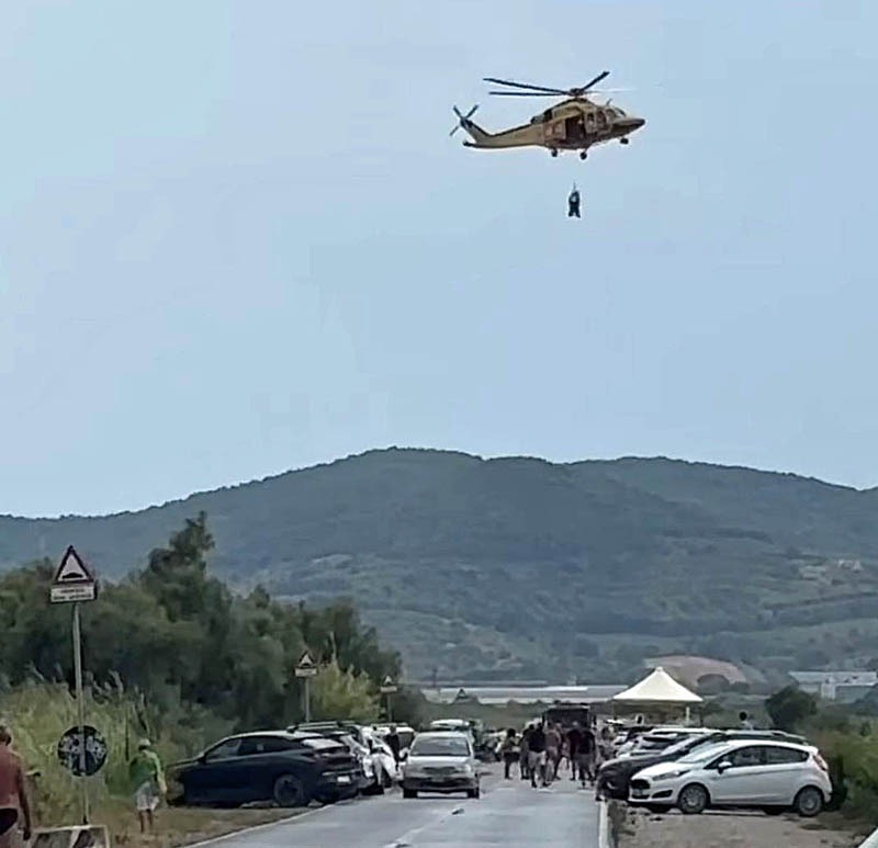 Il dottore si cala con il verricello dall'elicottero Pegaso