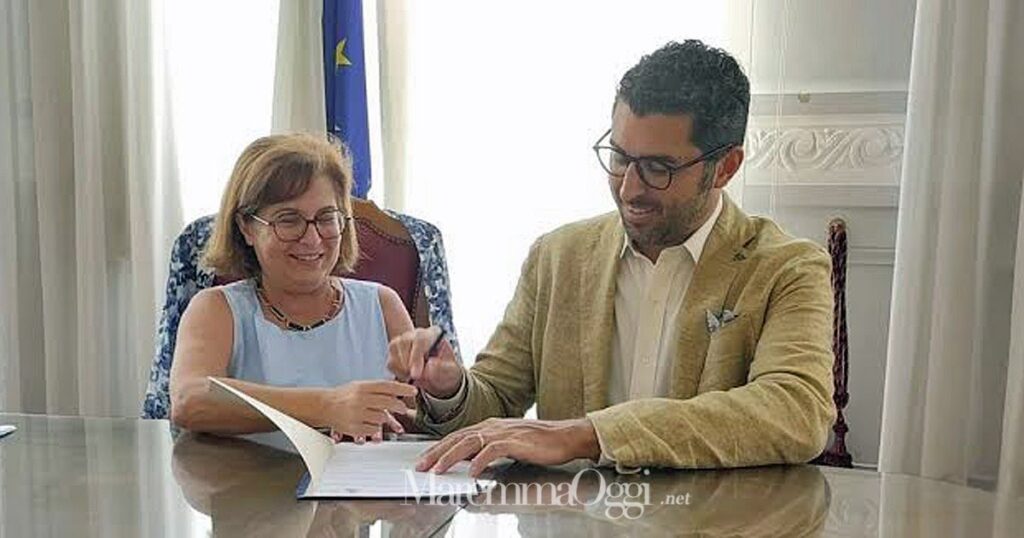 La firma del patto per la sicurezza per Follonica fra la prefetta Paola Berardino e il sindaco Matteo Buoncristiani