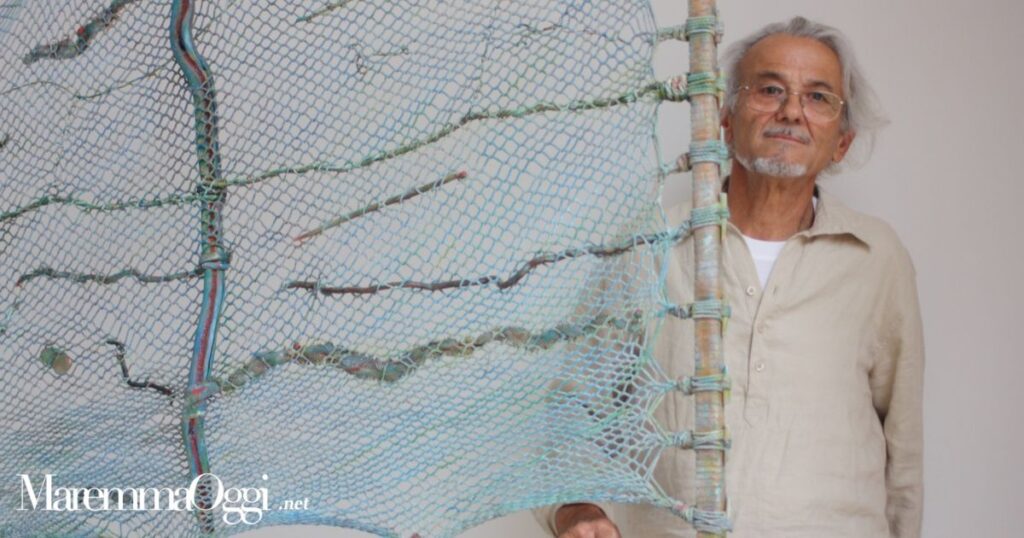 Flavio Renzetti con una sua scultura