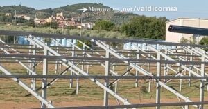 Il nuovo impianto fotovoltaico a Suvereto con il paese sullo sfondo