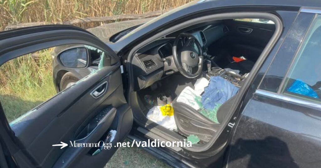 La macchina degli stranieri spaccata al parcheggio il Pino, in Costa Est