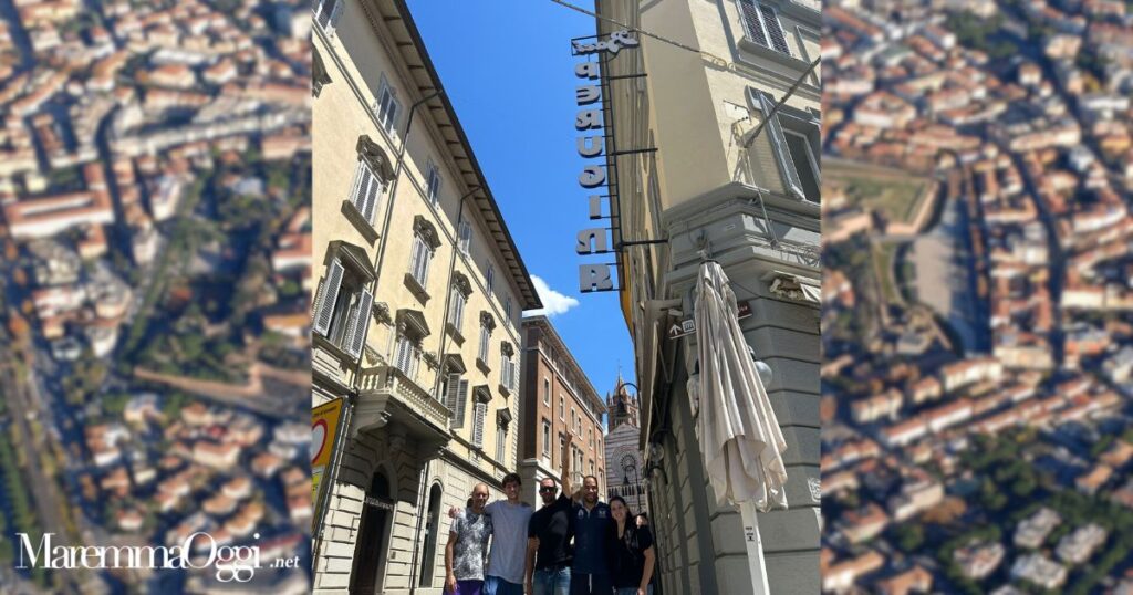 Il nuovo staff del bar davanti all'insegna del bar Perugina