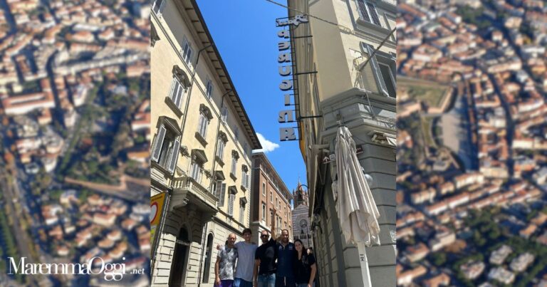 Il nuovo staff del bar davanti all'insegna del bar Perugina