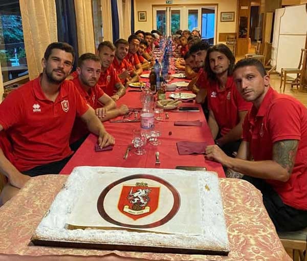 La torta di fine ritiro del Grosseto ad Abbadia