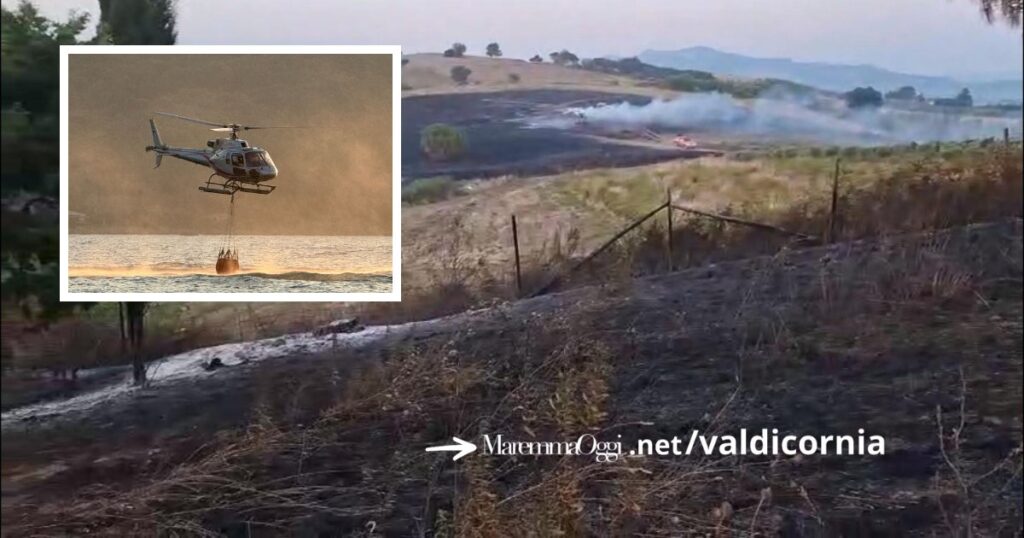 Uno dei due elicotteri della Regione riempie il secchione in mare nel golfo di Baratti (foto Ivano Nigra) e una delle colline bruciate