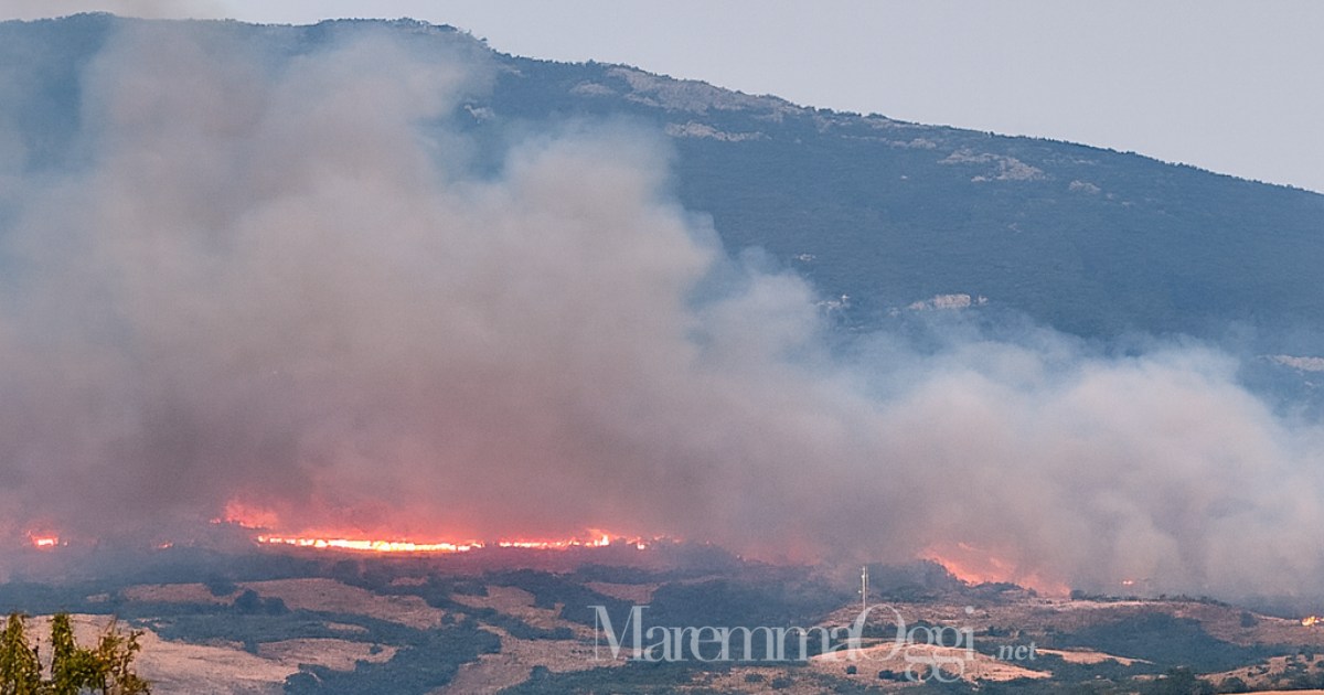 L'incendio nella zona di Cana, il fronte del fuoco è molto esteso