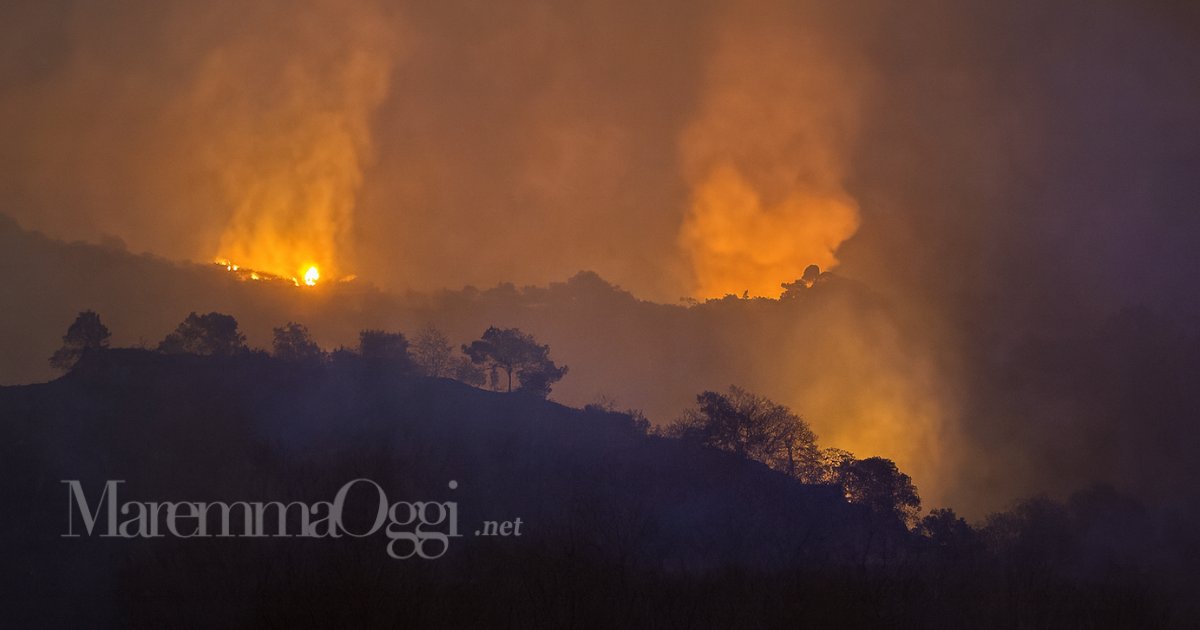 L'incendio nella zona di Cana, si vedono bene i tre fronti delle fiamme