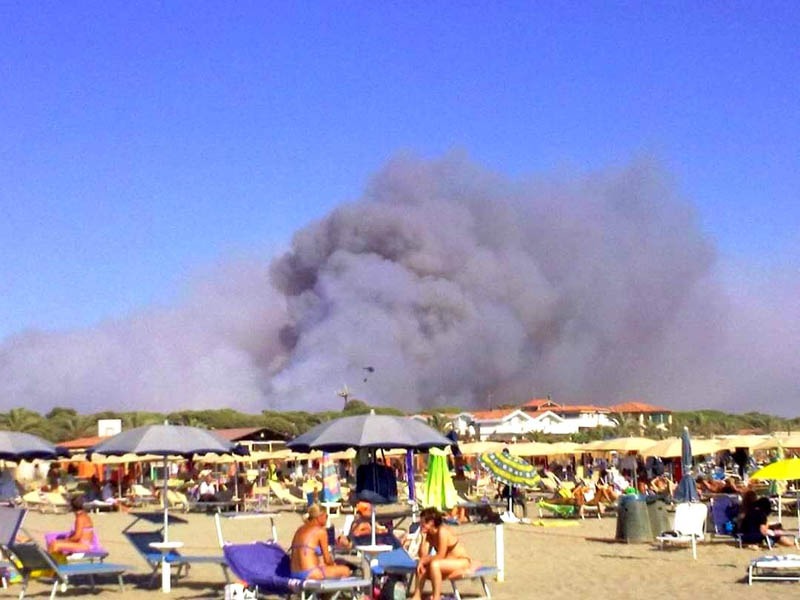 L'incendio a Marina di Grosseto il 18 agosto 2012