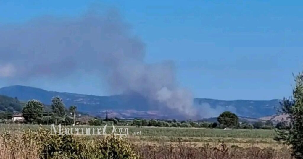 Incendio in corso nella zona di Piagge del Maiano