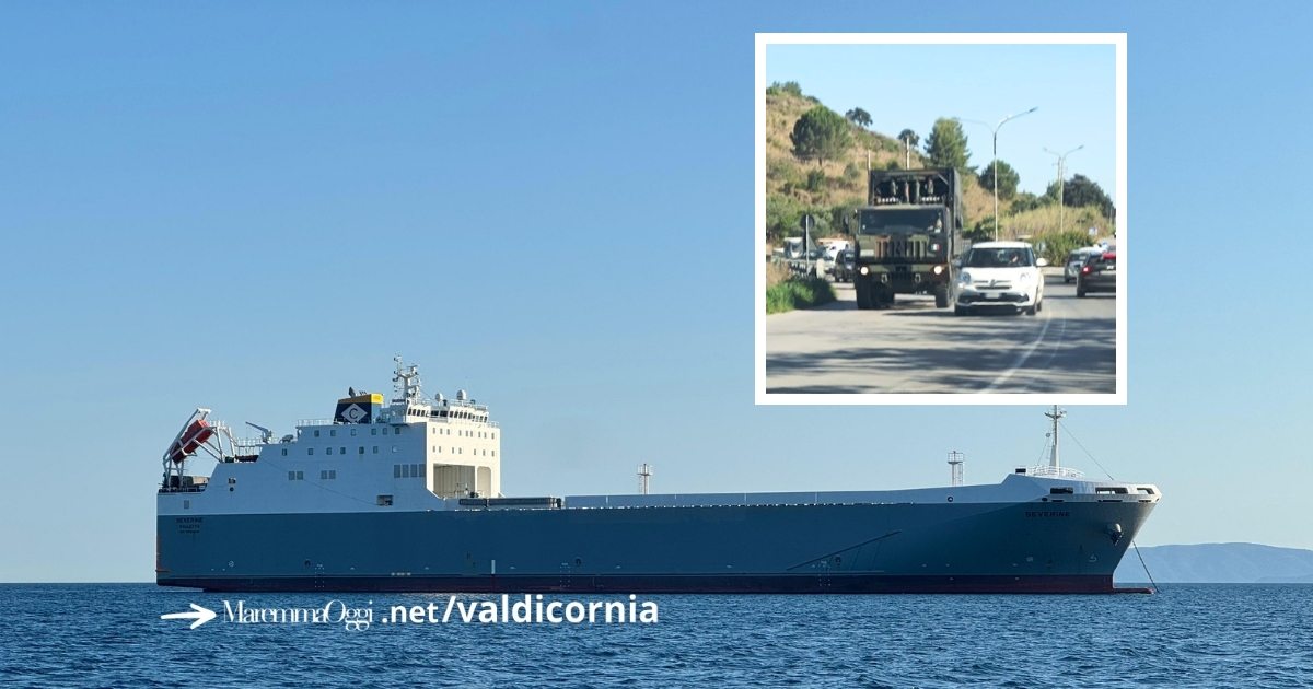 La motonave Severine all'ancora fuori dal porto di Piombino e uno dei containers in arrivo al porto