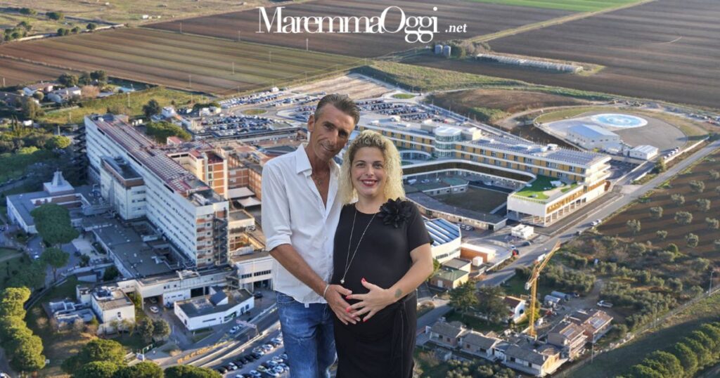 Sullo sfondo l'ospedale della Misericordia e Debora Murzi e Francesco Russo