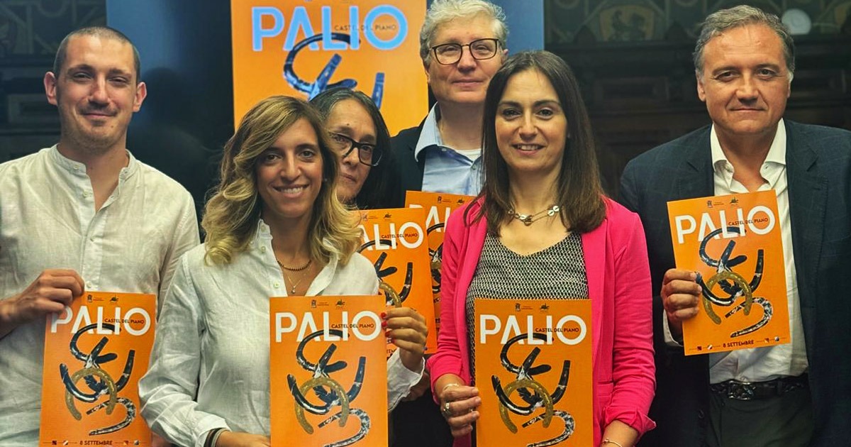 Nella foto di gruppo da sinistra: Claudio Franceschelli presidente della Consulta delle Contrade, Paola Monaci magistrato del Palio, Arianna Arezzini vicesindaca di Castel del Piano, Marco Farmeschi storico, Cinzia PIeraccini sindaca di Castel del Piano, Leonardo Marras assessore regionale all'economia e al turismo della Regione Toscana