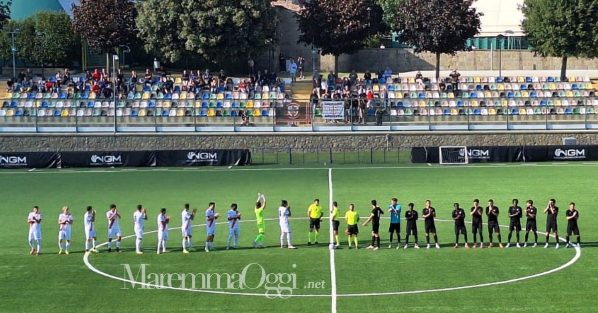Le squadre al centro del campo prima dell'inizio della gara