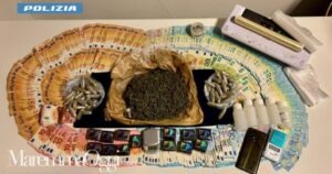 Il materiale sequestrato dalla squadra mobile di Grosseto